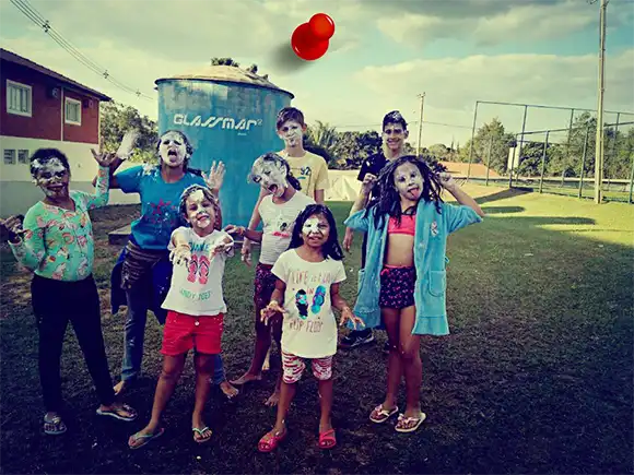 Criança explorando as cores em uma oficina de pintura