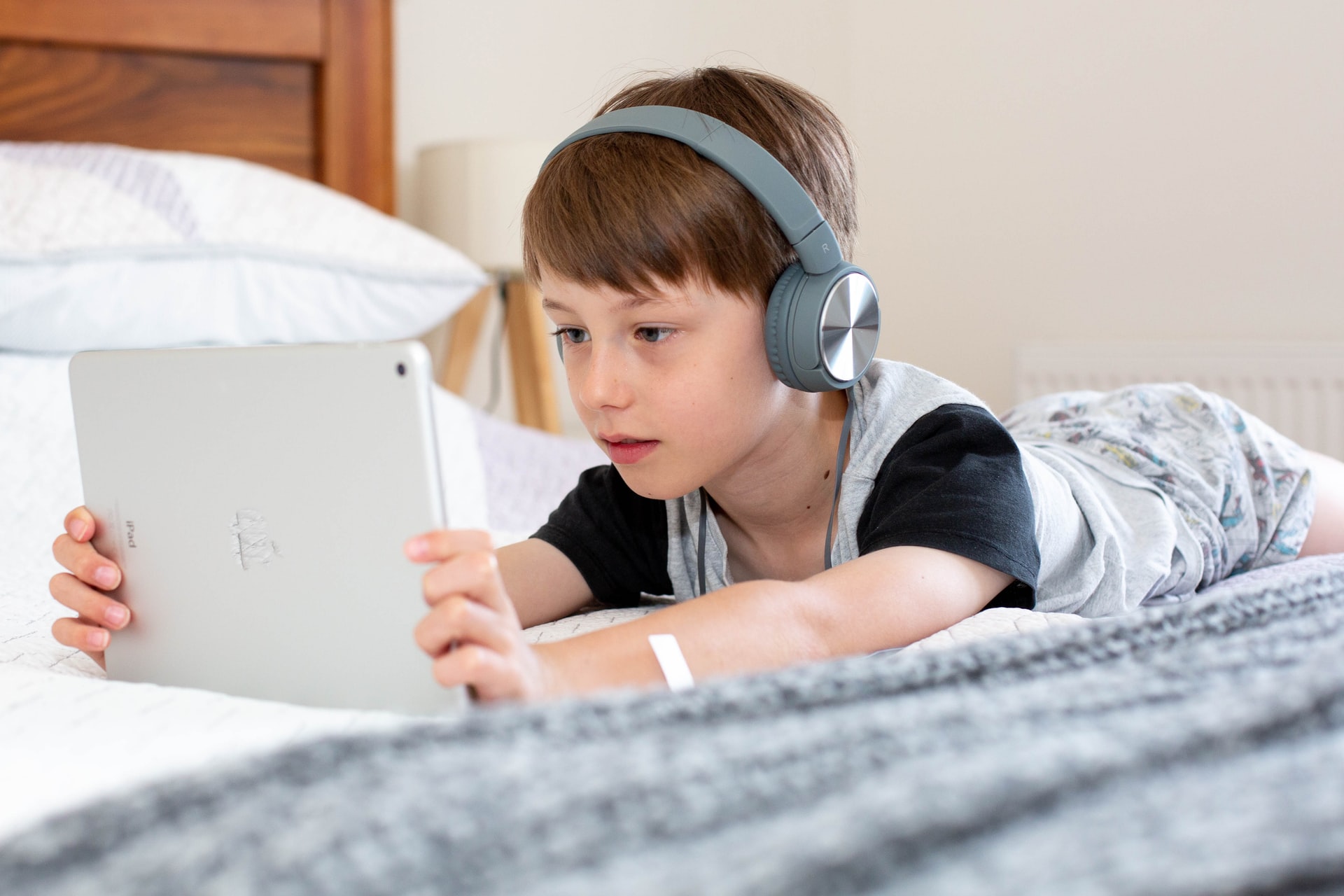 Menino lendo com fone de ouvido